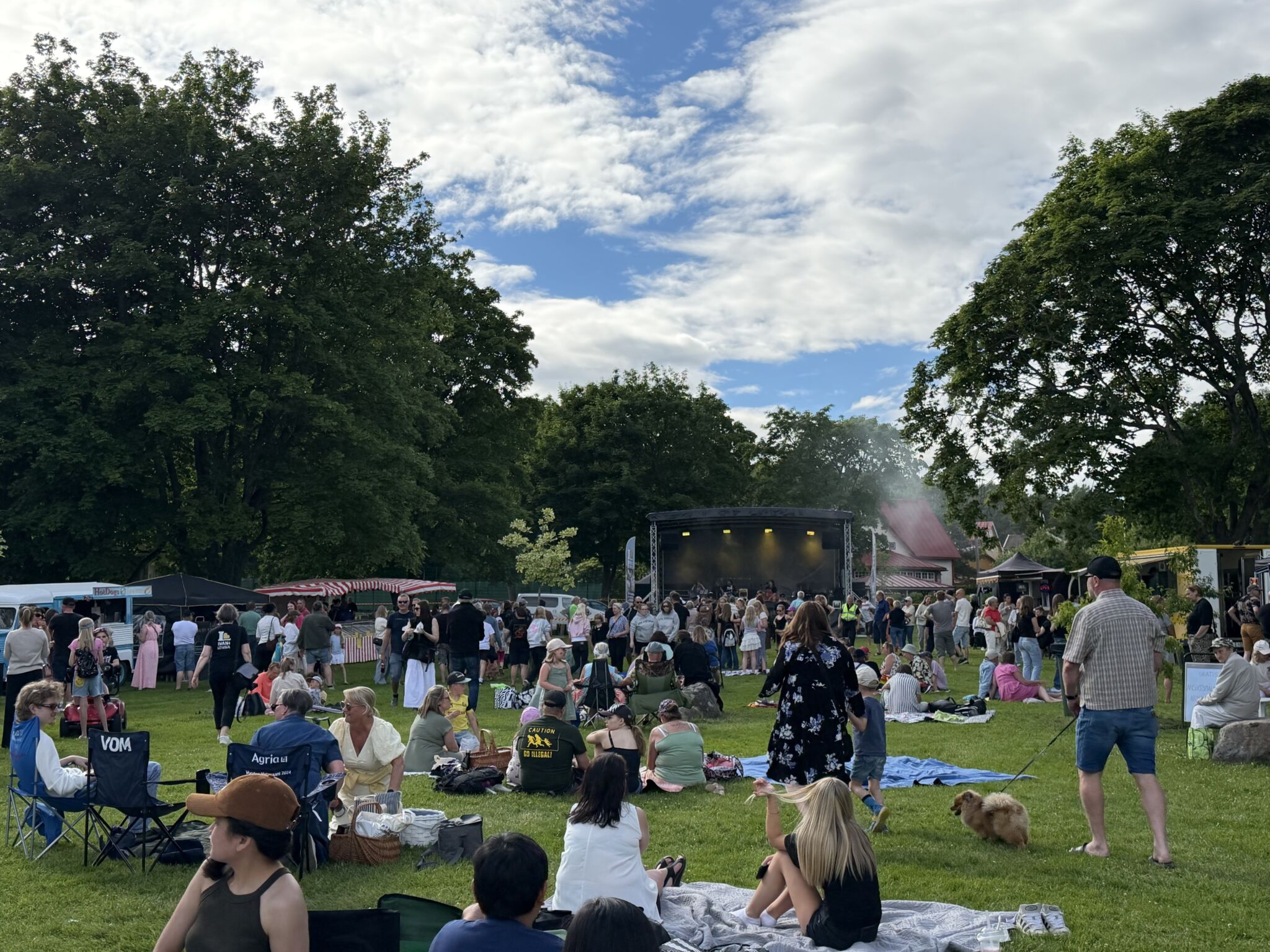 Ihmiset juhlivat Picnic on the Beach tapahtumassa.