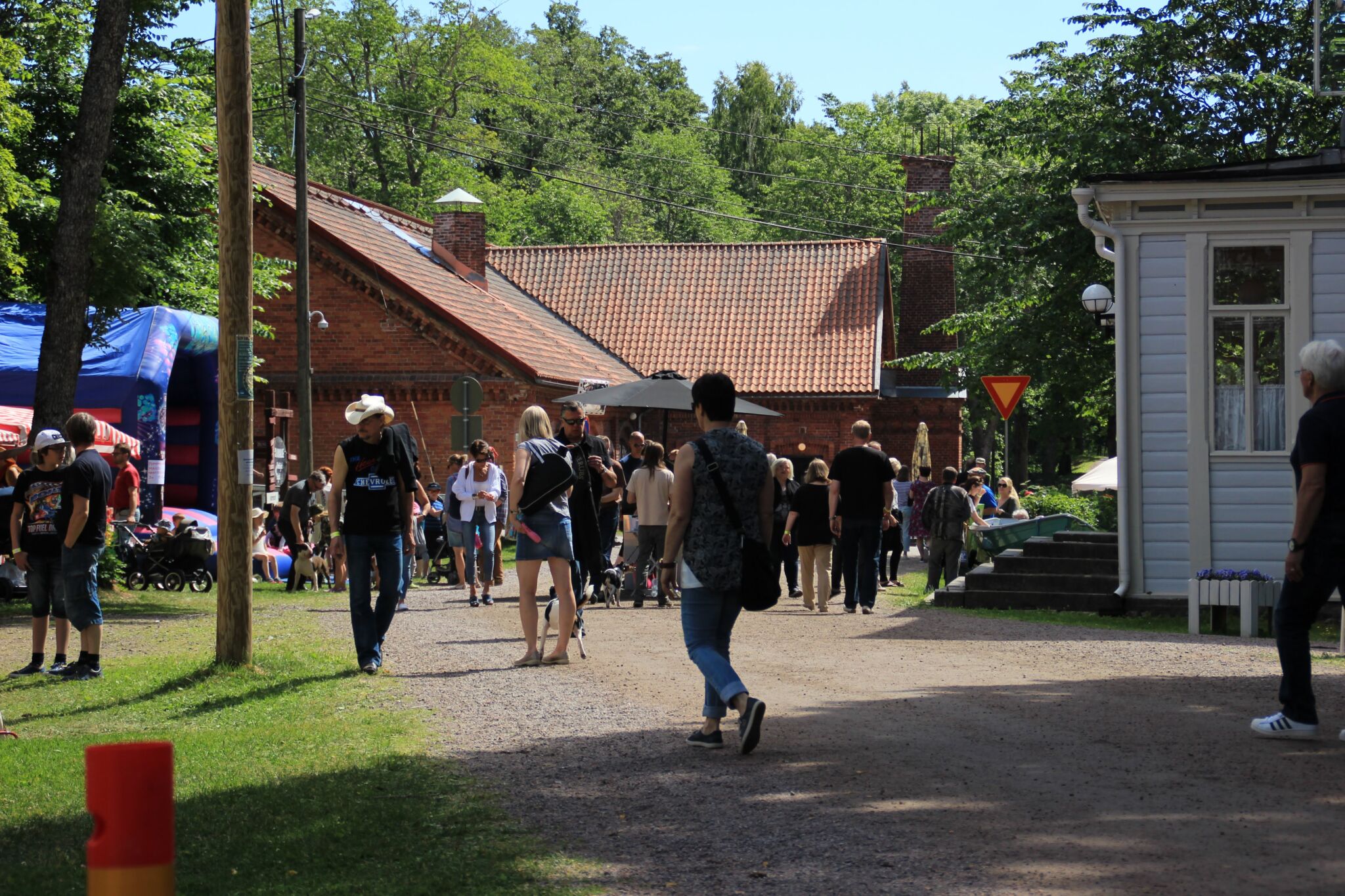 Ihmiset saapuvat ruukki picnicille Strömforsin Ruukkiin.