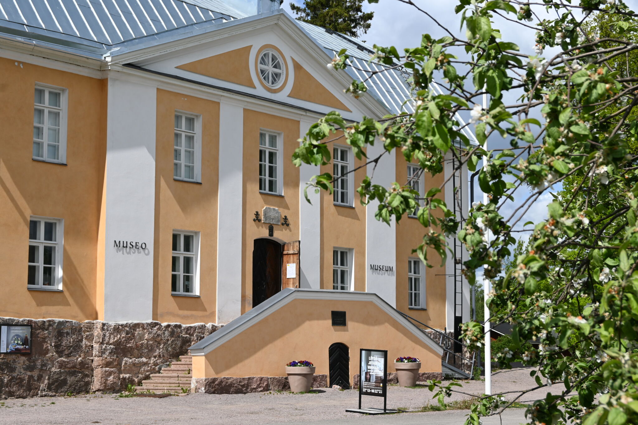 Keltainen Loviisan kaupunginmuseo aurinkoisessa säässä.
