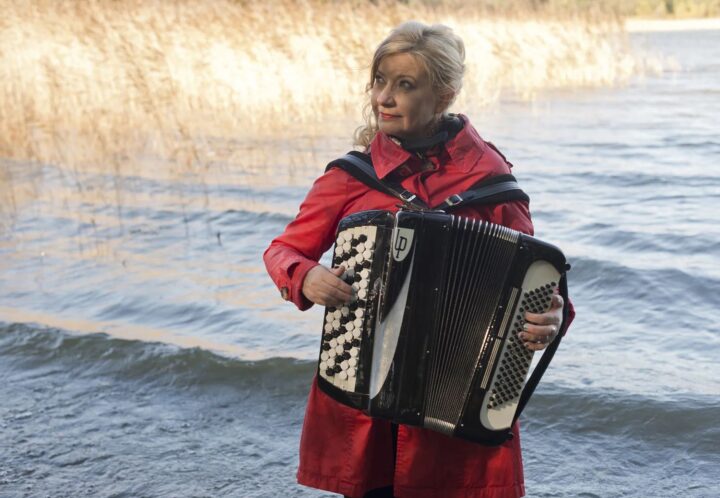 Dragspelkonstnär Maria Kalaniemi.