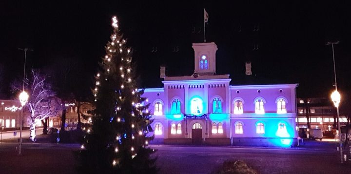 Joulukuusi torilla ja taustalla valaistu raatihuone Julgran på torget och Rådhuset