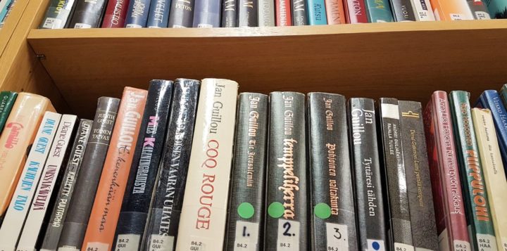 Kirjaston kirjoja hyllyssä böcker på hyllan i biblioteket