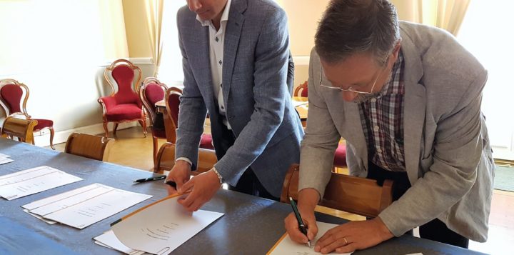 Kaupunginjohtaja Jan D. Oker-Blom allekirjoittaa papereita Stadsdirektör