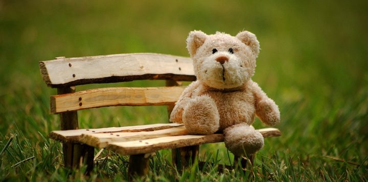 Nalle istuu pienellä puistonpenkillä björnen sitter på en liten parkbänk