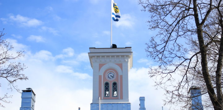 Raatihuoneen tornissa lippu Flagga i Rådhustornet