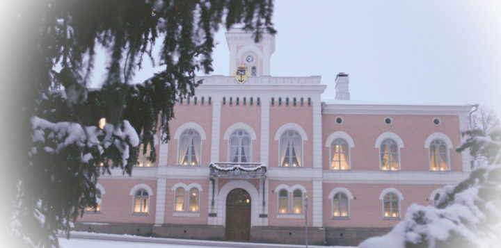 Raatihuoneen julkisivu joulun aikaan Rådhuset fasad vid jultid