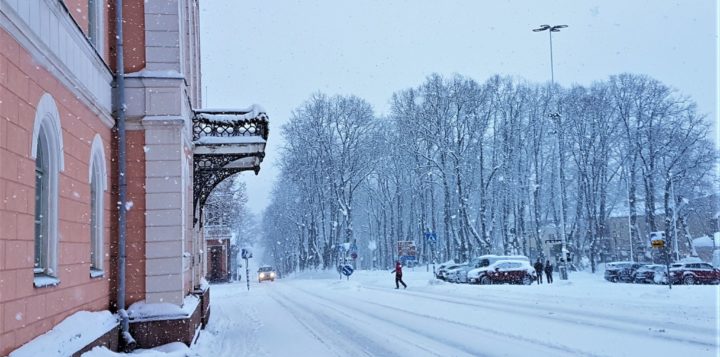 Luminen Mannerheiminkatu Raatihuoneen edessä