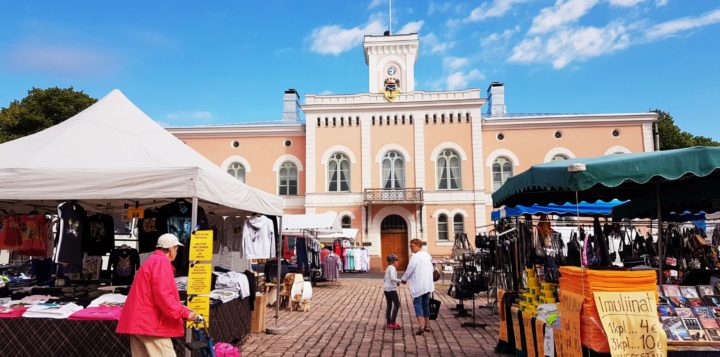 torikojuja ja markkinoiden asiakkaita marknadskunder