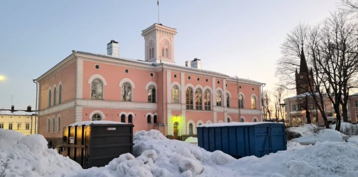 Loviisan Raatihuone remonttiin. Lovisa Rådhus renoveras.