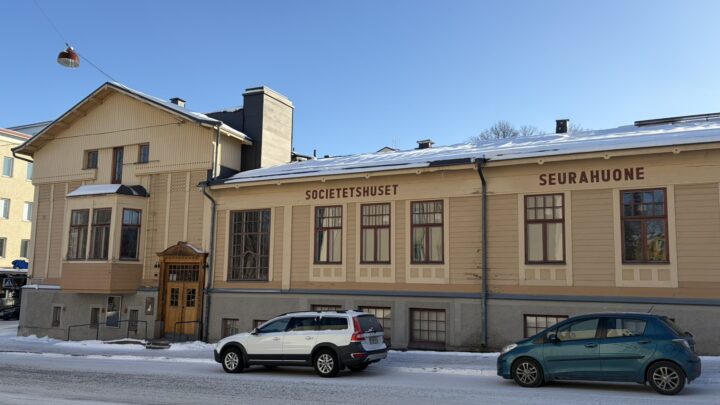 Societetshuset på vintern.