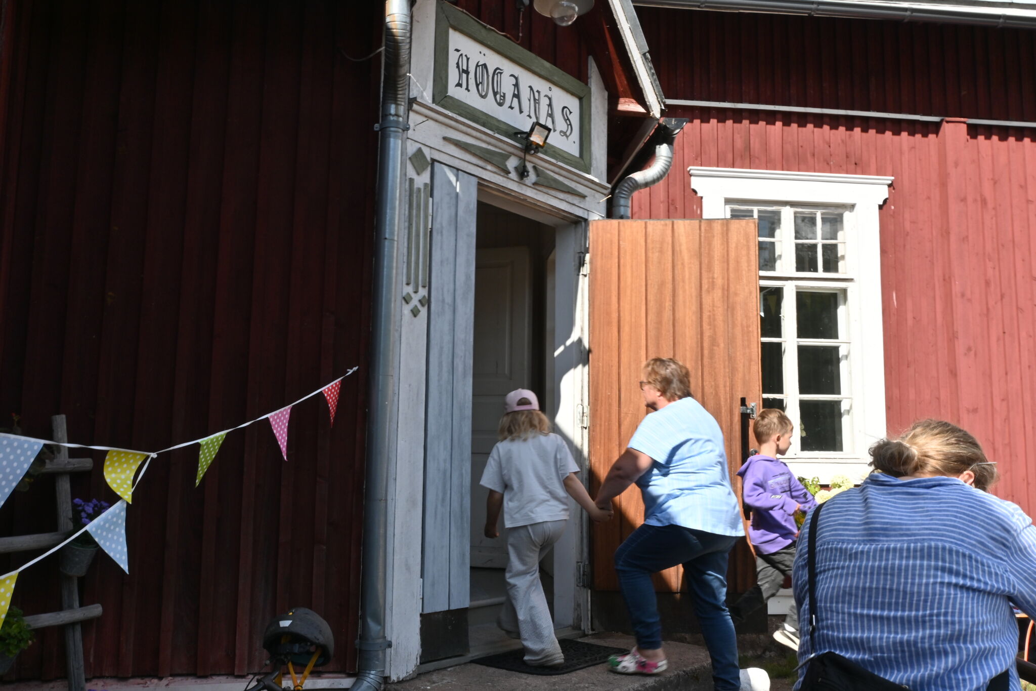 Mummi ja kaksi lasta Pernjaja-päivillä