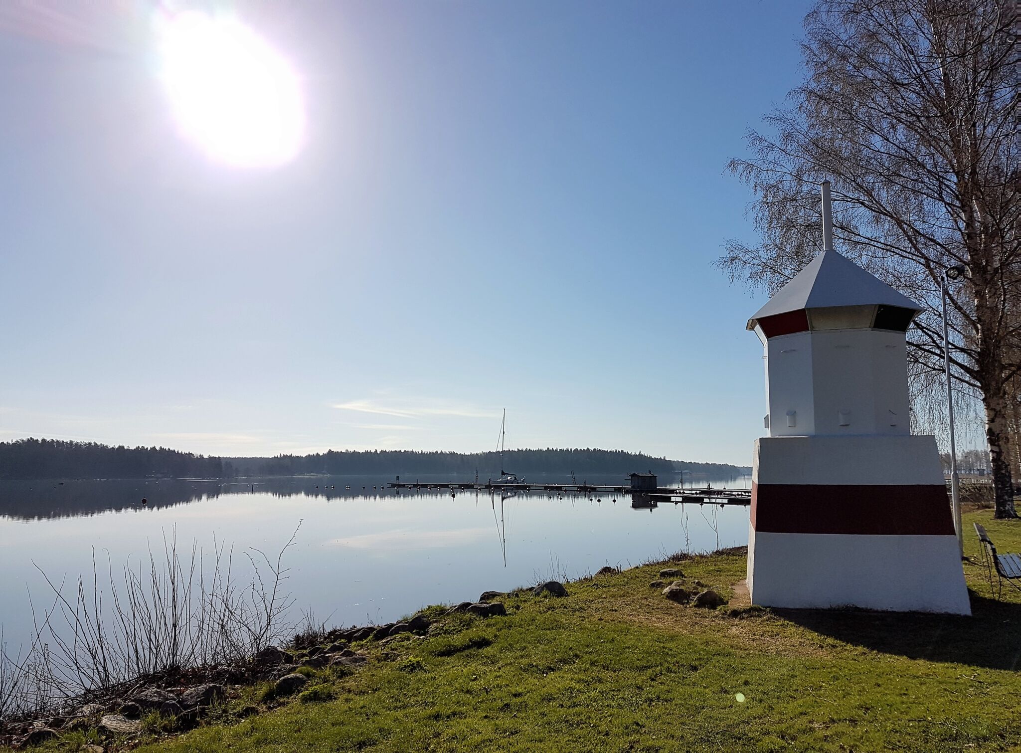 Loviisanlahden ranta kuvattuna aurinkoisena päivänä.