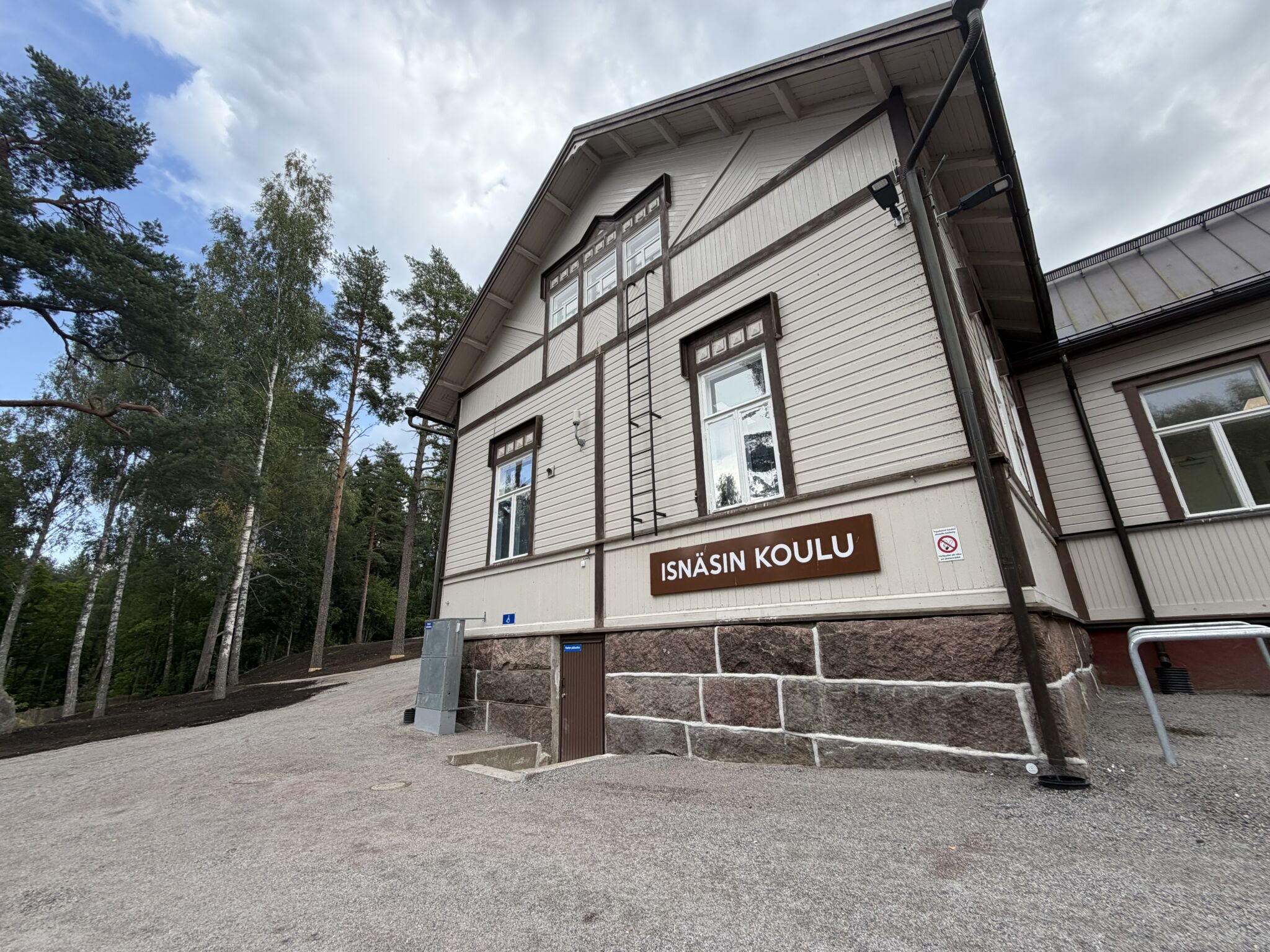 Isnäsin remontoidun puukoulun vaalea seinä