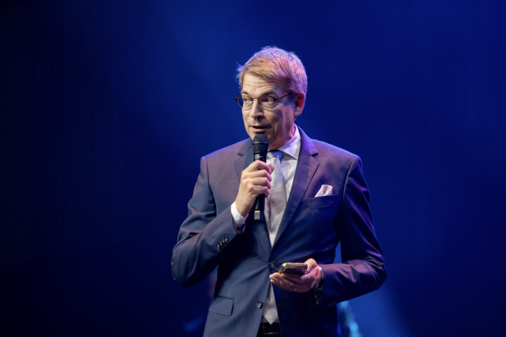 Loviisan kaupunginjohtaja Tomas Björkroth pitää puheen yrittäjägaalassa.