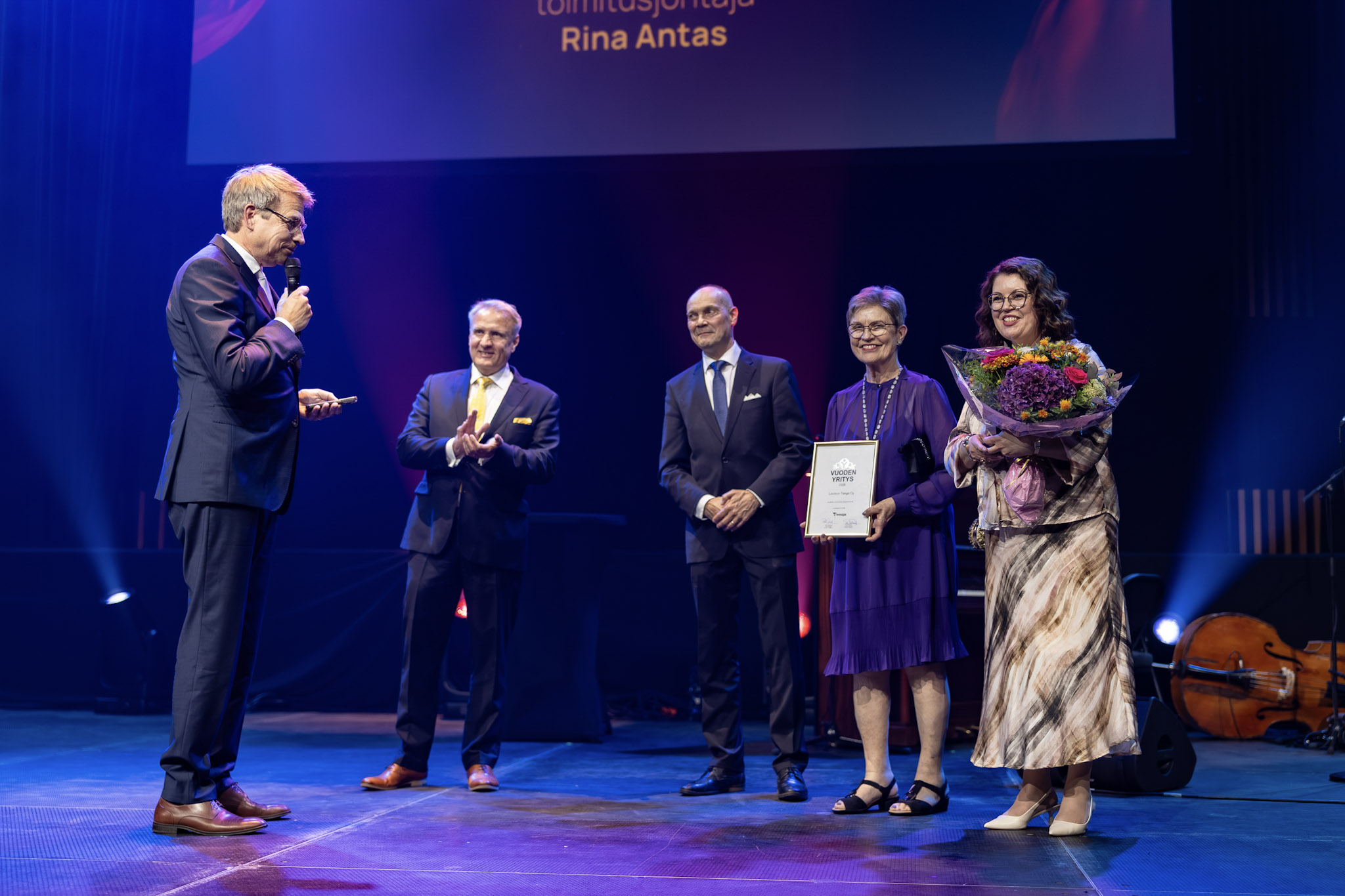 Loviisan kaupunginjohtaja Tomas Björkroth ojensi Loviisan Vuodne yritys -palkinnon