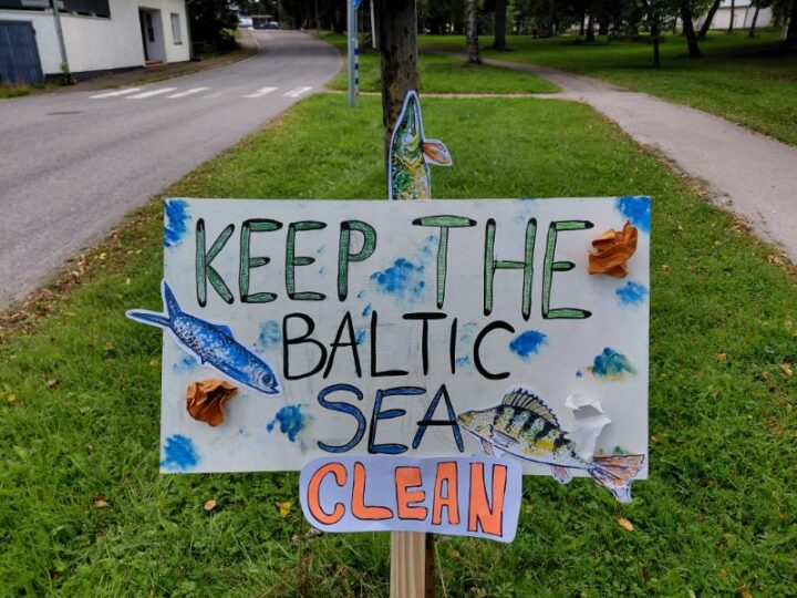 Nuorten askartelema kyltti, jossa lukee "Keep The Baltic Sea Clean!"
