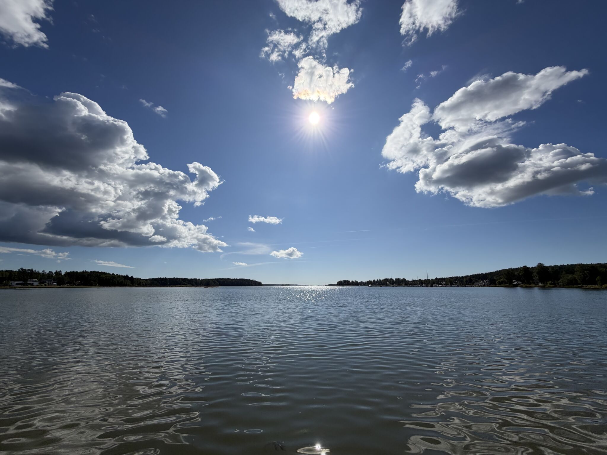 Lviisanlahti kimmeltää aurinkoisena päivänä.