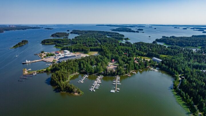 Kesäinen saaristokuva, jossa kalastus- ja huvivenesatama
